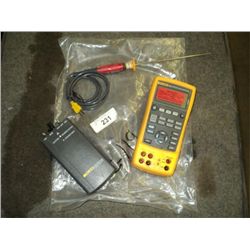 FLUKE 724 TEMPERATURE CALIBRATOR
