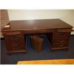 DESK & TRASHCAN