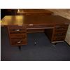 Image 4 : DESKS & TRASHCAN