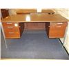 Image 4 : DESK & TRASHCANS