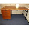 Image 5 : DESK & TRASHCANS