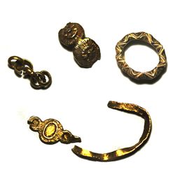 Miscellaneous gold jewelry pieces (ring, bezel, etc).