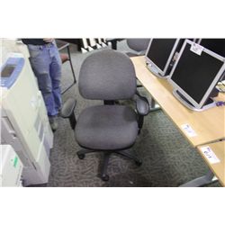 GREY PATTERNED MID BACK TASK CHAIR