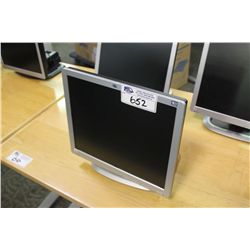 LOT OF 5 HP 17" LCD MONITORS