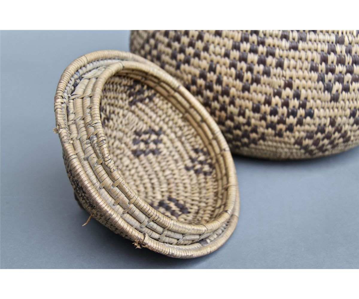 Native American Indian Old Woven Basket, woven lid.