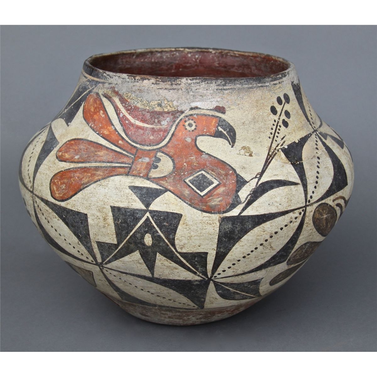 Ancient Native American pottery exhibits Ancient Native American pottery exhibits