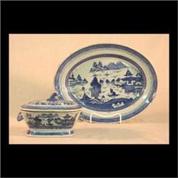 Canton tureen and platter. Sauce tureen with boar head handles and  a pistol grip lid, circa 1830. O