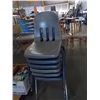 Image 4 : 6 Hard Plastic Stackable Chairs