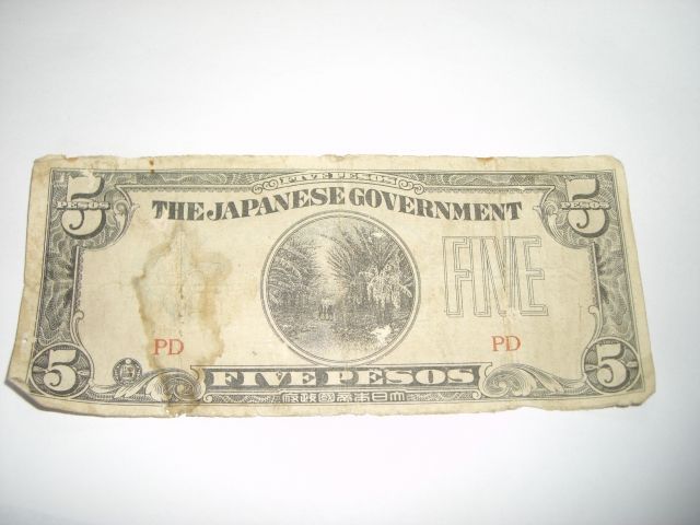 WW2 JAPANESE GOVERNMENT 5 PESOS CURRENCY NOTE *NICE NOTE*!!