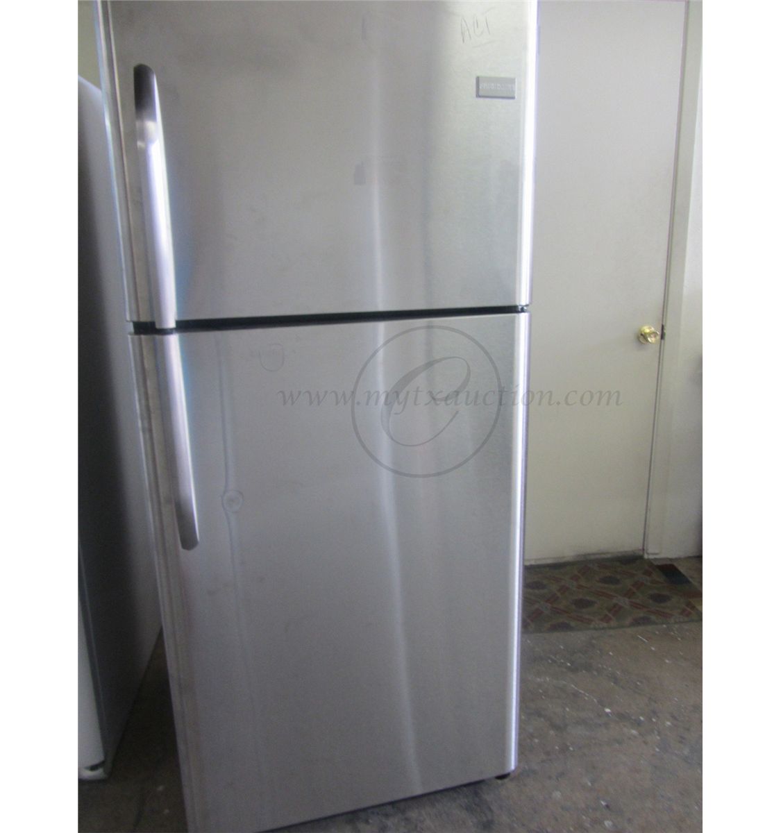 Frigidaire 20.6 Cubic Foot Top Freezer Refrigerator SCRATCH AND DENT
