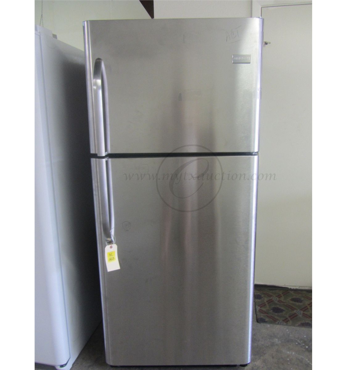 Frigidaire 20.6 Cubic Foot Top Freezer Refrigerator SCRATCH AND DENT