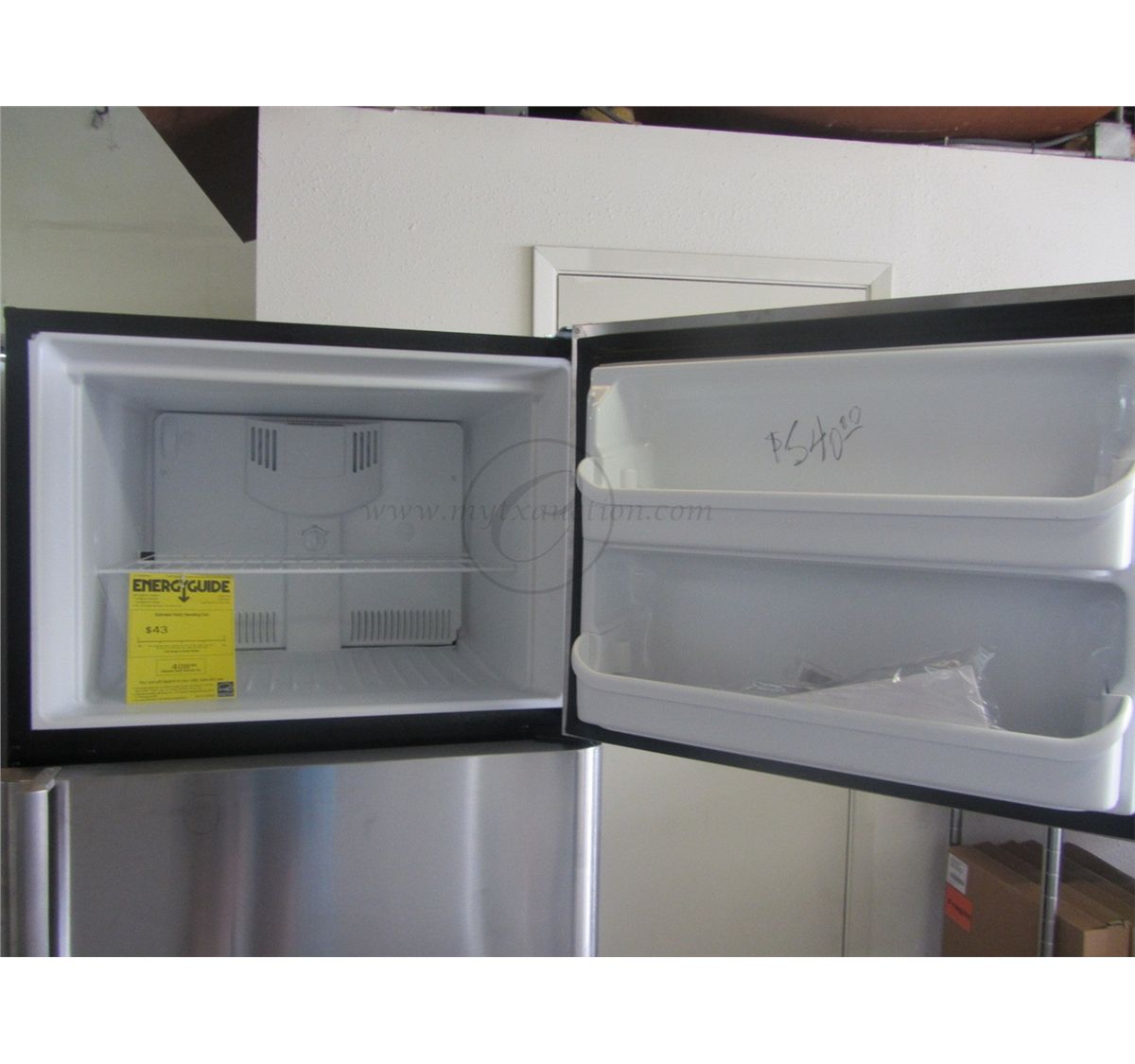 Frigidaire 20.6 Cubic Foot Top Freezer Refrigerator SCRATCH AND DENT
