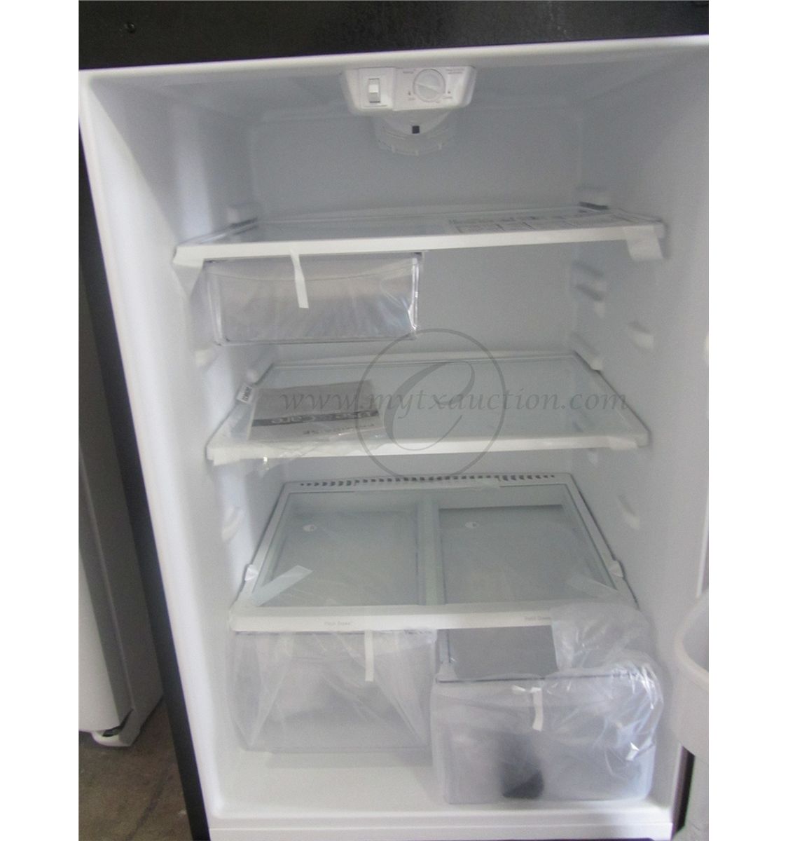 Frigidaire 20.6 Cubic Foot Top Freezer Refrigerator SCRATCH AND DENT