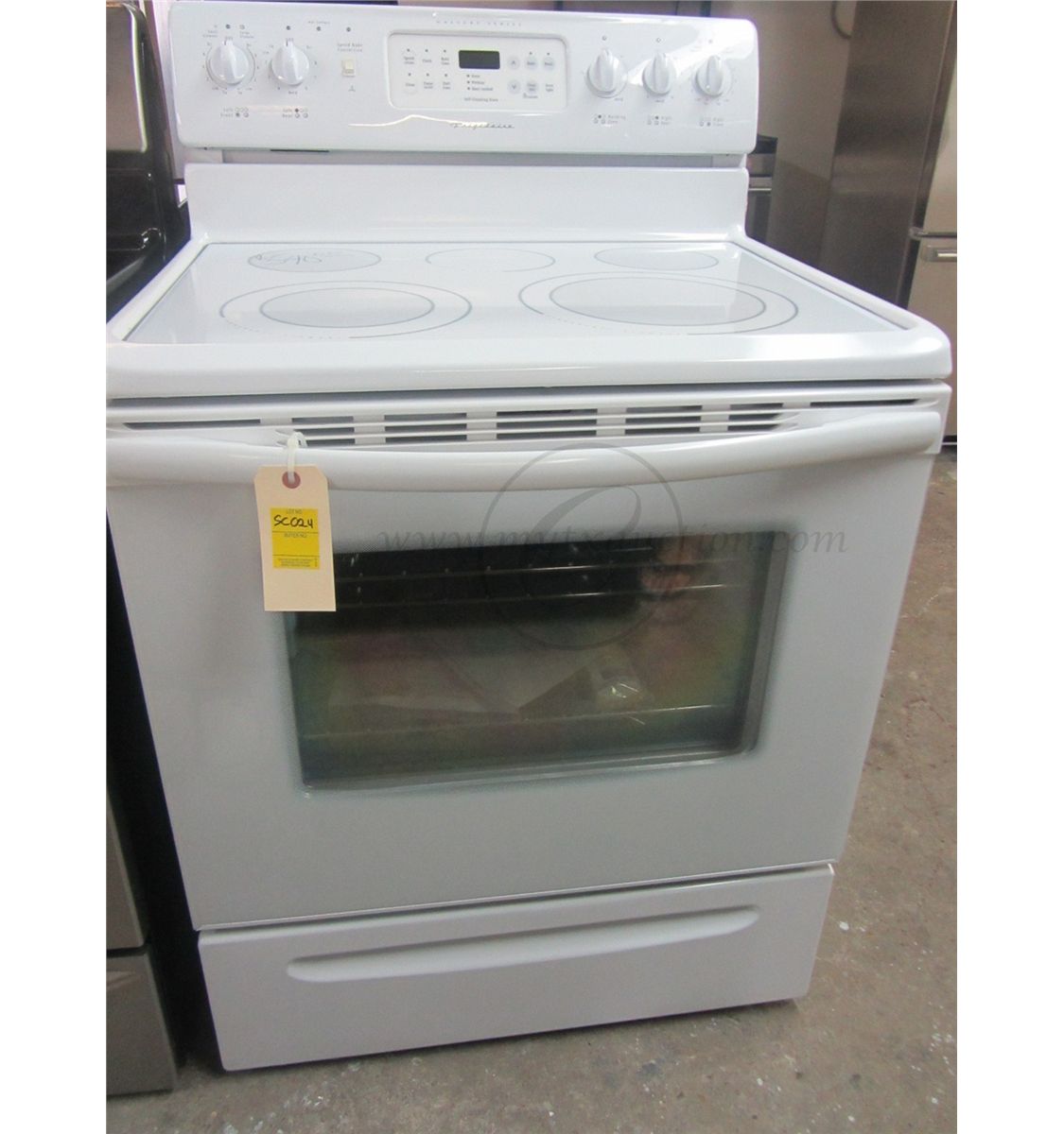 Frigidaire 30" Freestanding Electric Range SCRATCH AND DENT SEE KNOWN