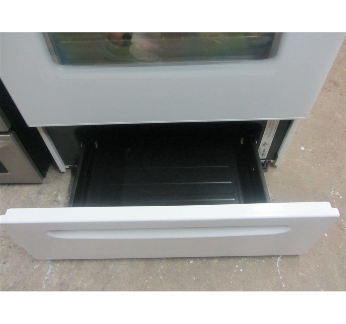 Frigidaire 30" Freestanding Electric Range SCRATCH AND DENT SEE KNOWN