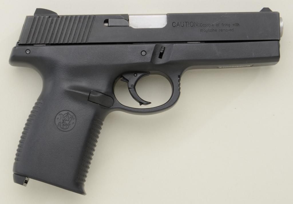 Smith & Wesson Model SW40F semi-auto pistol, .40 S&W cal., 4-1/2 ...