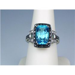 Stylish 10 karat white old ladies ring  stamped ‘JWBR’ set with a center Swiss blue  topaz weighing 