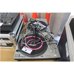 2 TURNTABLES AND MICROPHONE