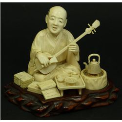 JAPANESE CARVED IVORY STUDY OF SEATED MUSICIAN
