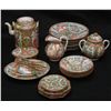 Image 3 : 82 PIECE CHINESE FAMILLE ROSE PORCELAIN CHINA SET