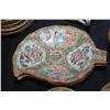 Image 6 : 82 PIECE CHINESE FAMILLE ROSE PORCELAIN CHINA SET