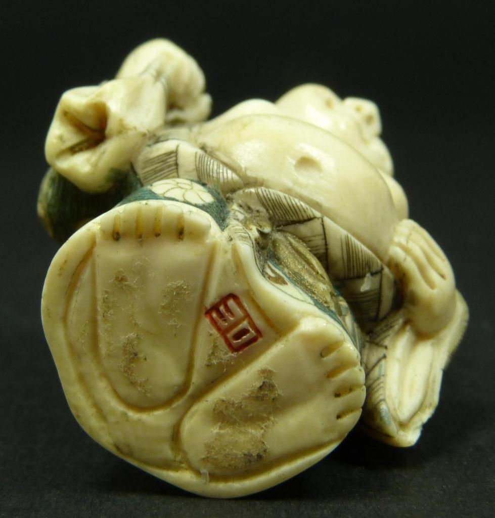 JAPANESE CARVED IVORY NETSUKE OF THREE MEN