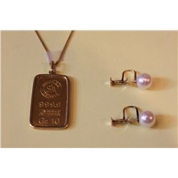 ONE PAIR OF 14KT YELLOW GOLD MIKIMOTOT WHITE