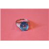 Image 3 : ONE 10KT YELLOW GOLD BLUE TOPAZ LADIES DRESS RING
