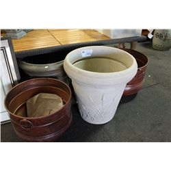 COLLECTION OF OUTDOOR POTS