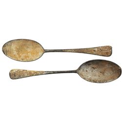 Lot of 2 brass spoons, intact.