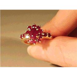 Ladies 14K yellow gold ring, set with an oval