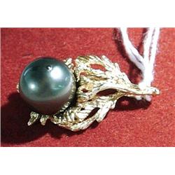 18K yellow gold, elaborately mounted pendant
