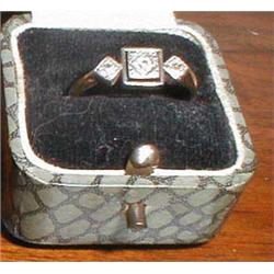 An 18ct gold band with three square collar...