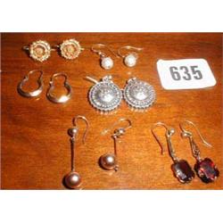 A quantity of earrings, some gold...