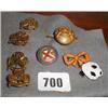 Image 1 : A quantity of badges...