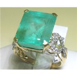 18K GOLD DIAMOND AND EMERALD RING