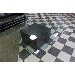 GLASS 5'X5' RECEPTION COFFEE TABLE