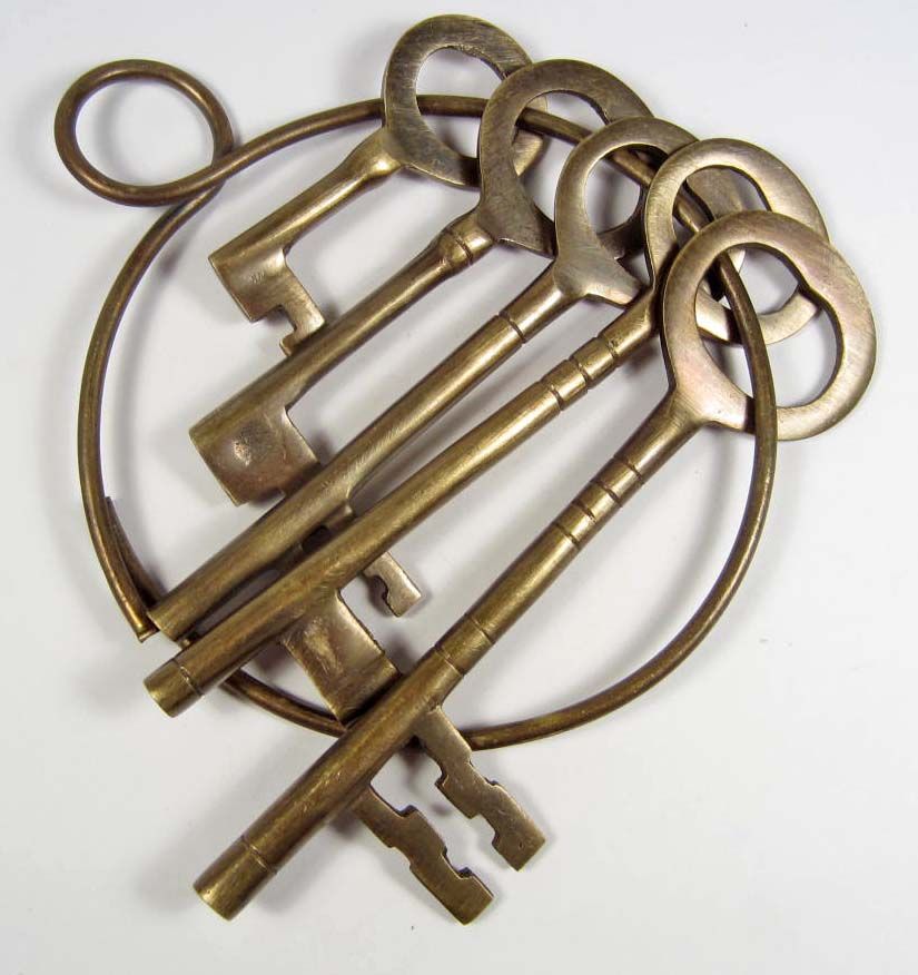 BRASS JAILER'S KEYS ON LARGE RING