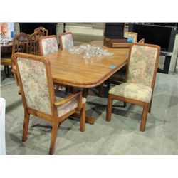 Solid oak dining room table with 3 leafs and