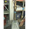 Image 1 : 2 square headed shovels