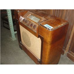 RCA Vector walnut cased radio