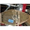 Image 1 : Pair of snow shoes