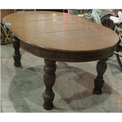 Early 1900s canadiana oak dining table with