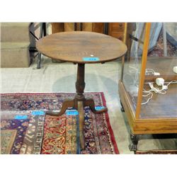 Circa 1920 solid oak parlour table