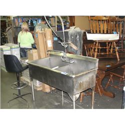Commercial restuarant kitchen dishwashing sink