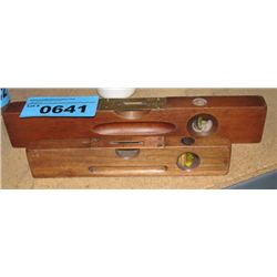 2 vintage wooden levels