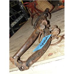Set of steel horse hanes