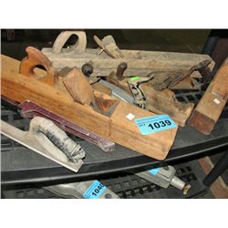 Shelf lot of assorted wood planes and wood workers