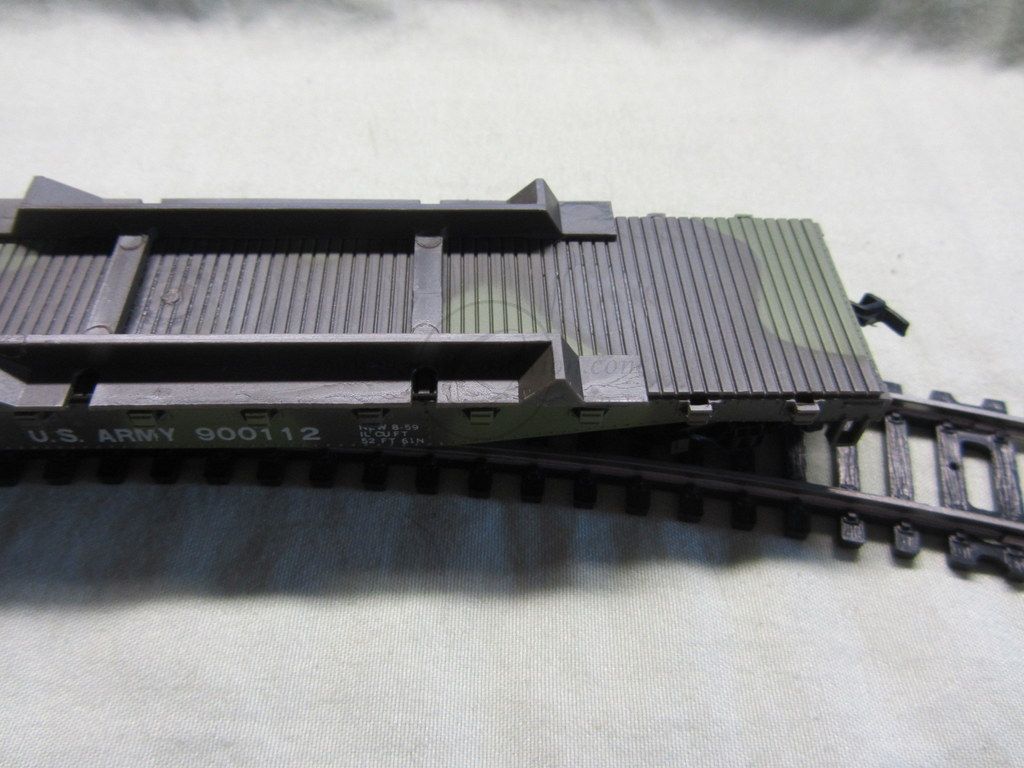 HO SCALE AHM Army Tank & 50' Flatbed