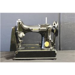 SINGER SEWING MACHINE W/ CASE